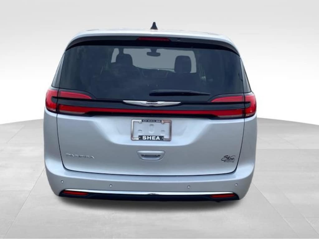 Used 2024 Chrysler Pacifica Touring L