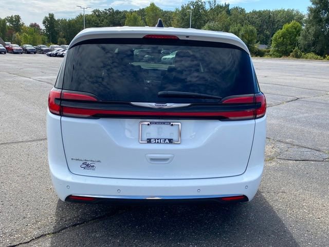 2024 Chrysler Pacifica Touring L photo 3