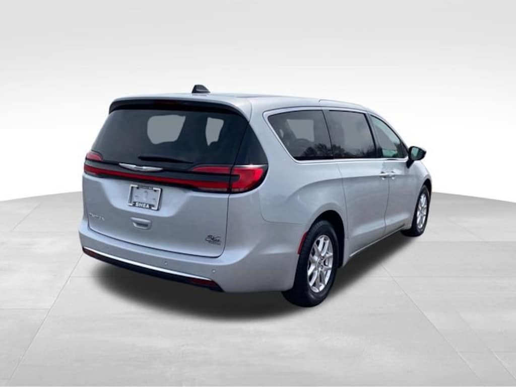 Used 2024 Chrysler Pacifica Touring L