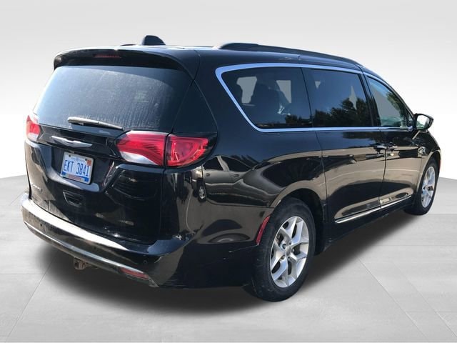 Used 2017 Chrysler Pacifica Touring-L with VIN 2C4RC1BG8HR668029 for sale in Flint Township, MI