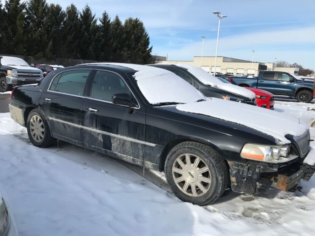 Used 2011 Lincoln Town Car Signature Limited
