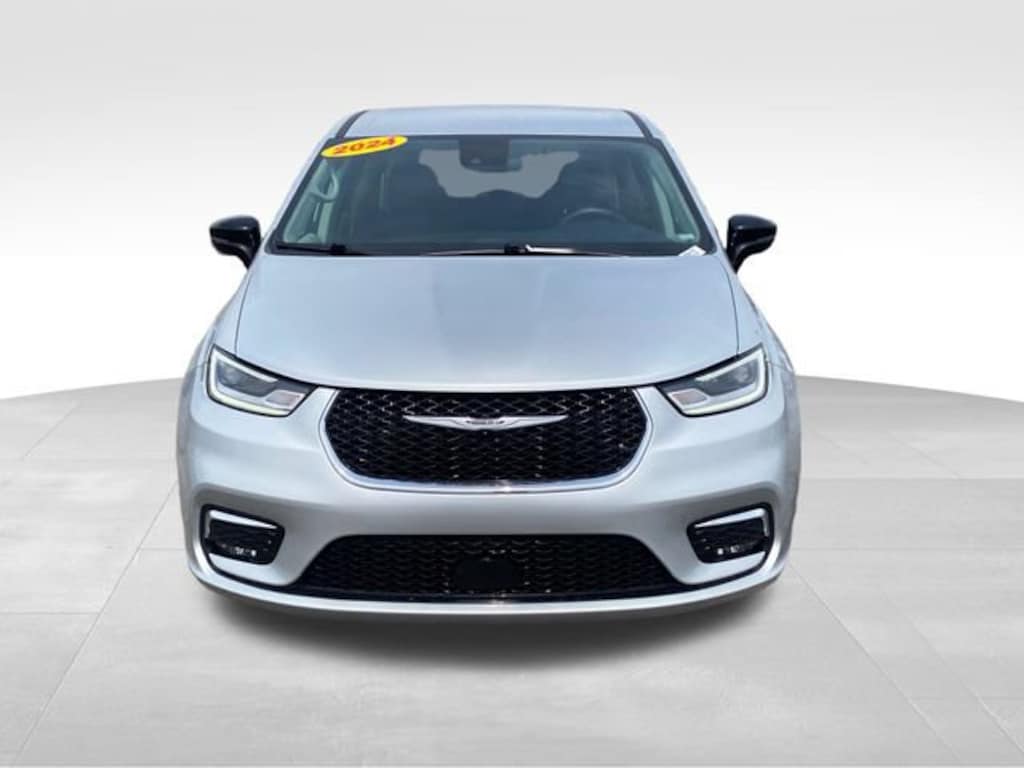 Used 2024 Chrysler Pacifica Touring L