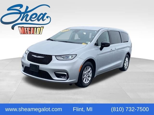 2024 Chrysler Pacifica Touring L's photo