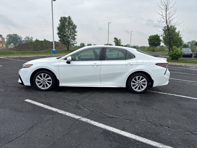 2022 Toyota Camry SE photo 2