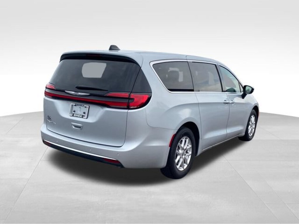 Used 2024 Chrysler Pacifica Touring L