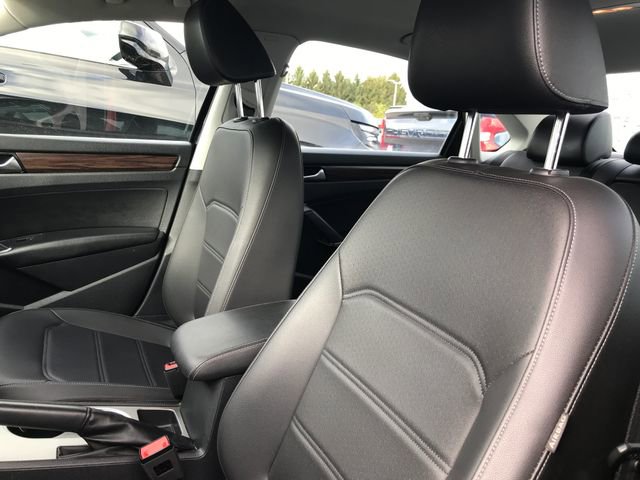 2022 Volkswagen Passat 2.0T Limited photo 3