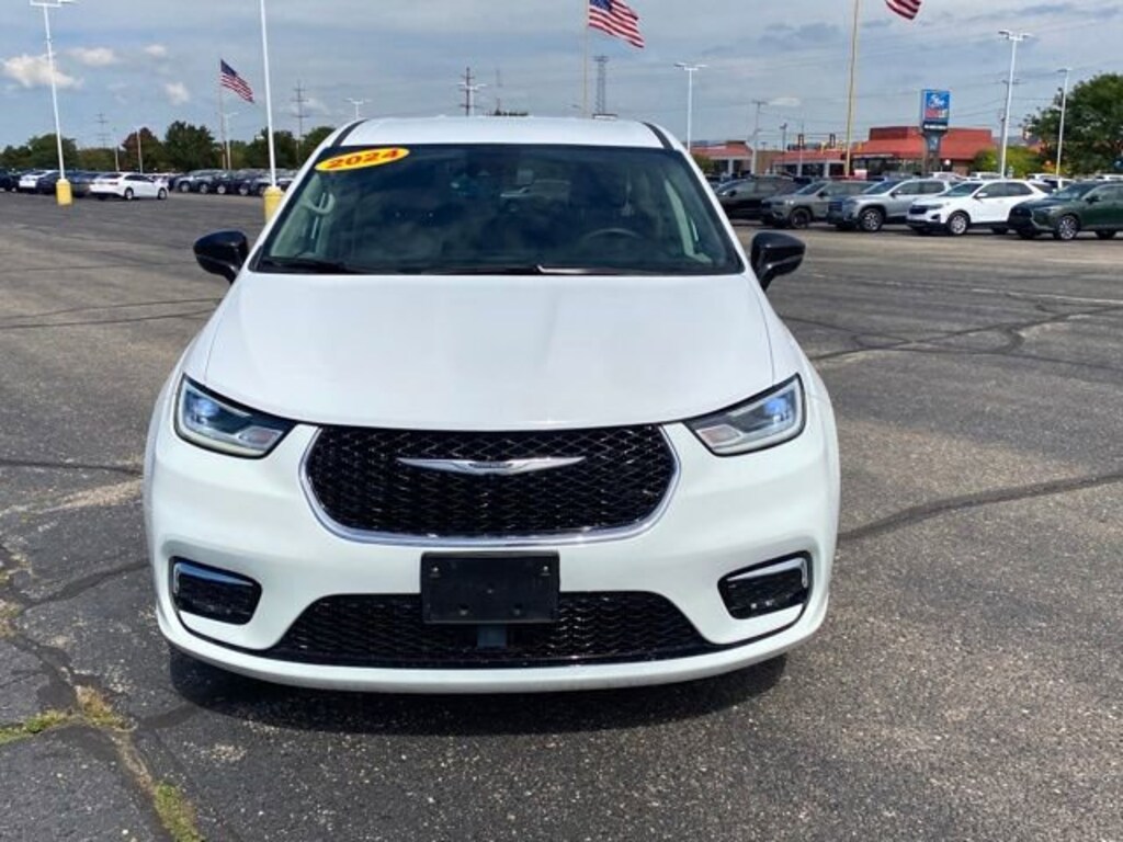 Used 2024 Chrysler Pacifica Touring L