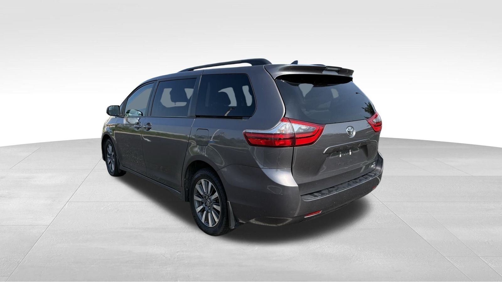 2020 Toyota Sienna LE photo 3