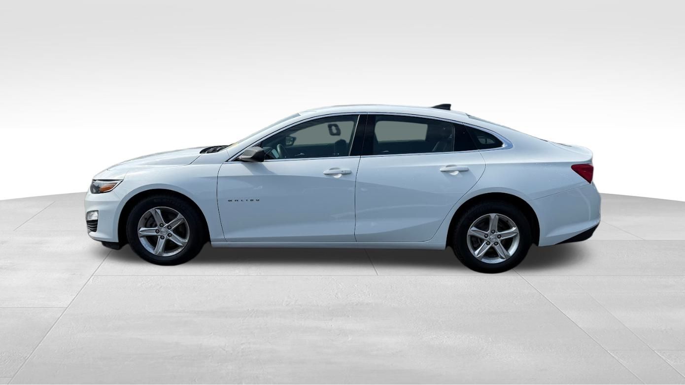2022 Chevrolet Malibu LS photo 2