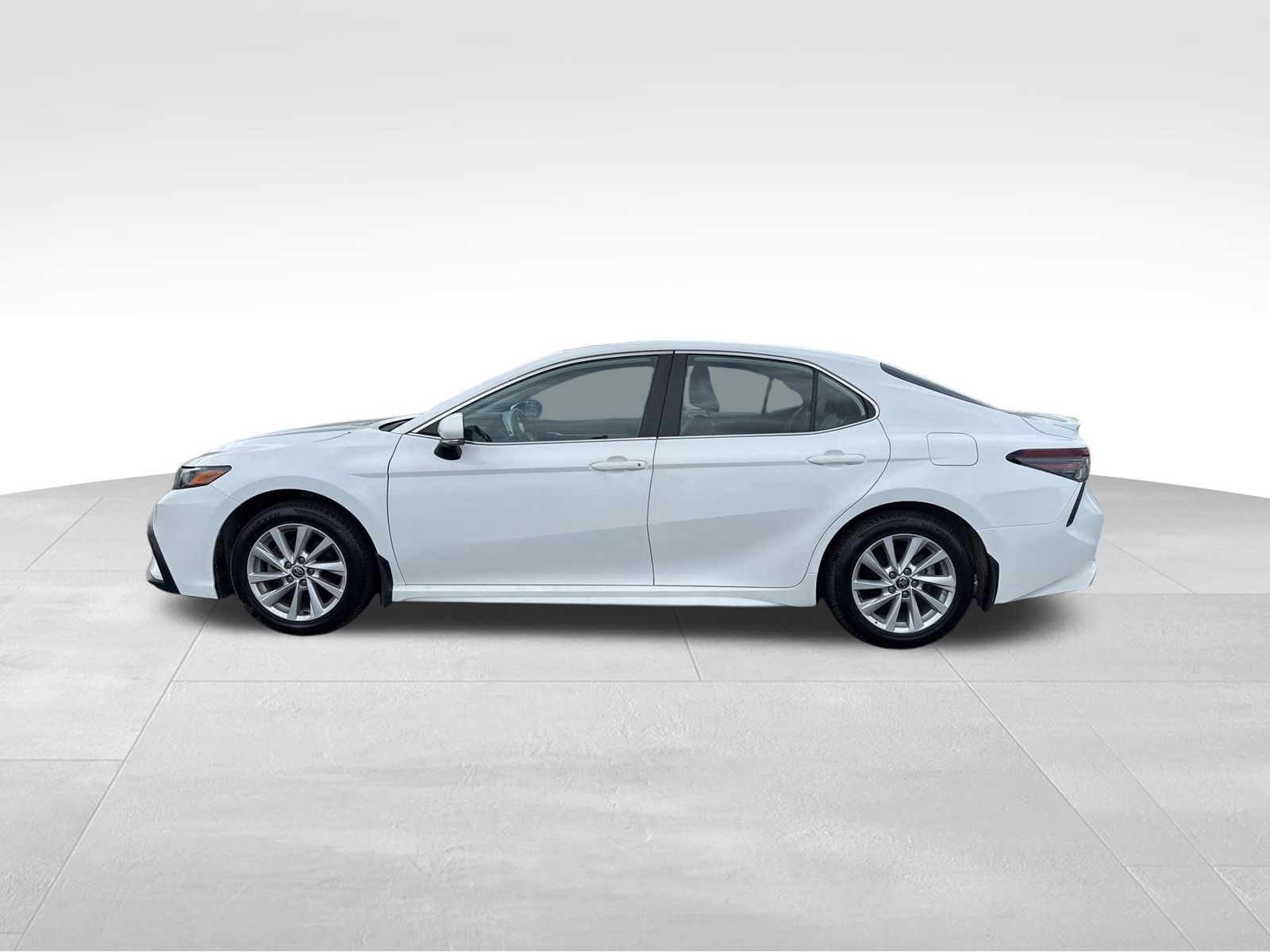 2022 Toyota Camry SE photo 2