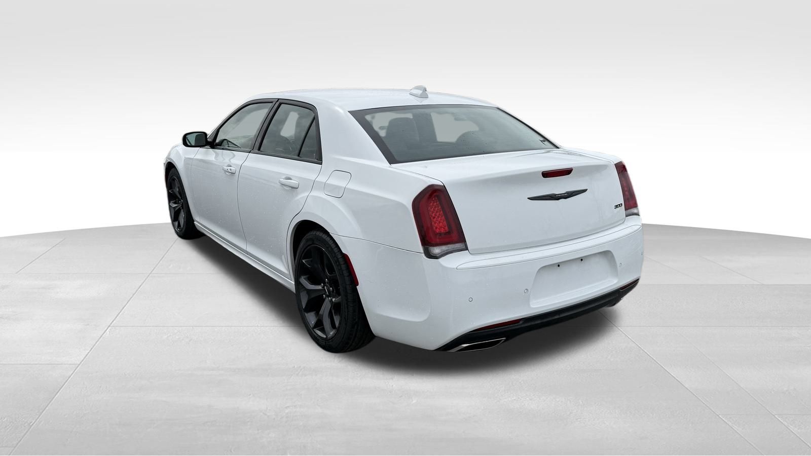 2022 Chrysler 300 Touring L photo 3