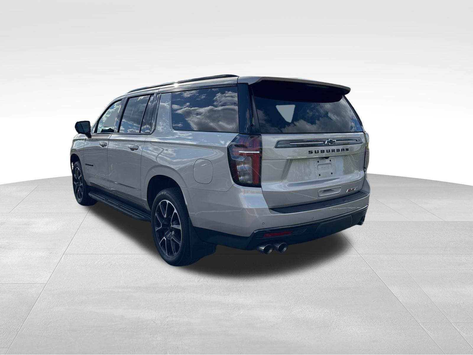 2022 Chevrolet Suburban RST photo 2