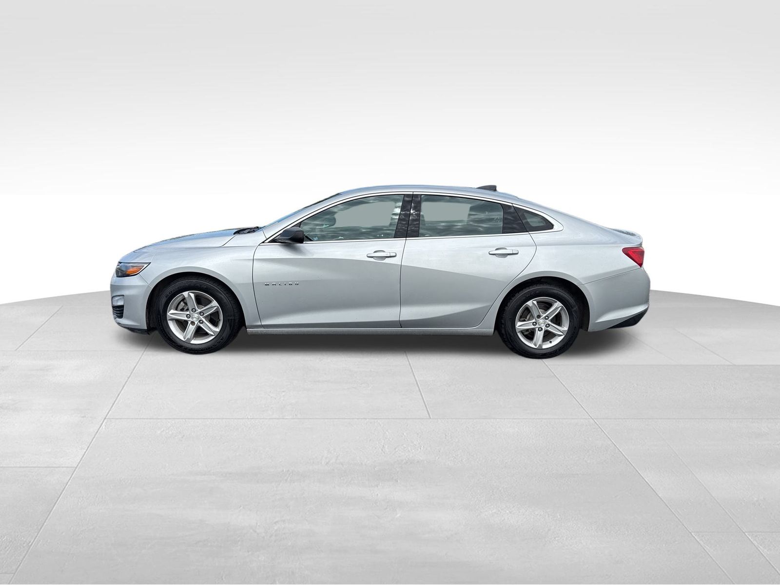 2021 Chevrolet Malibu LS photo 2