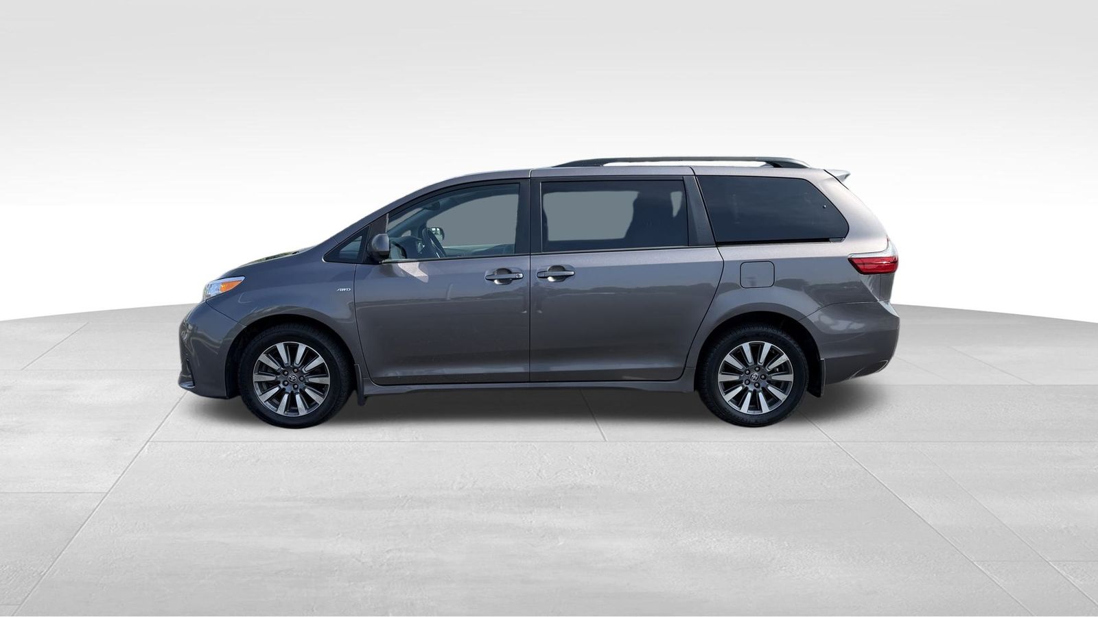 2020 Toyota Sienna LE photo 2