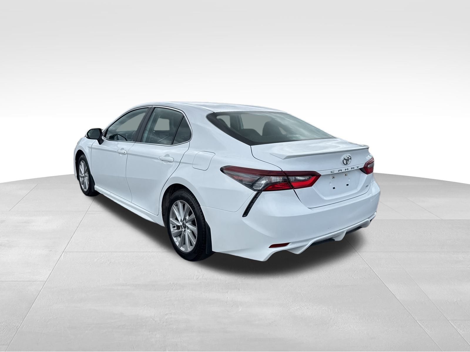 2022 Toyota Camry SE photo 3