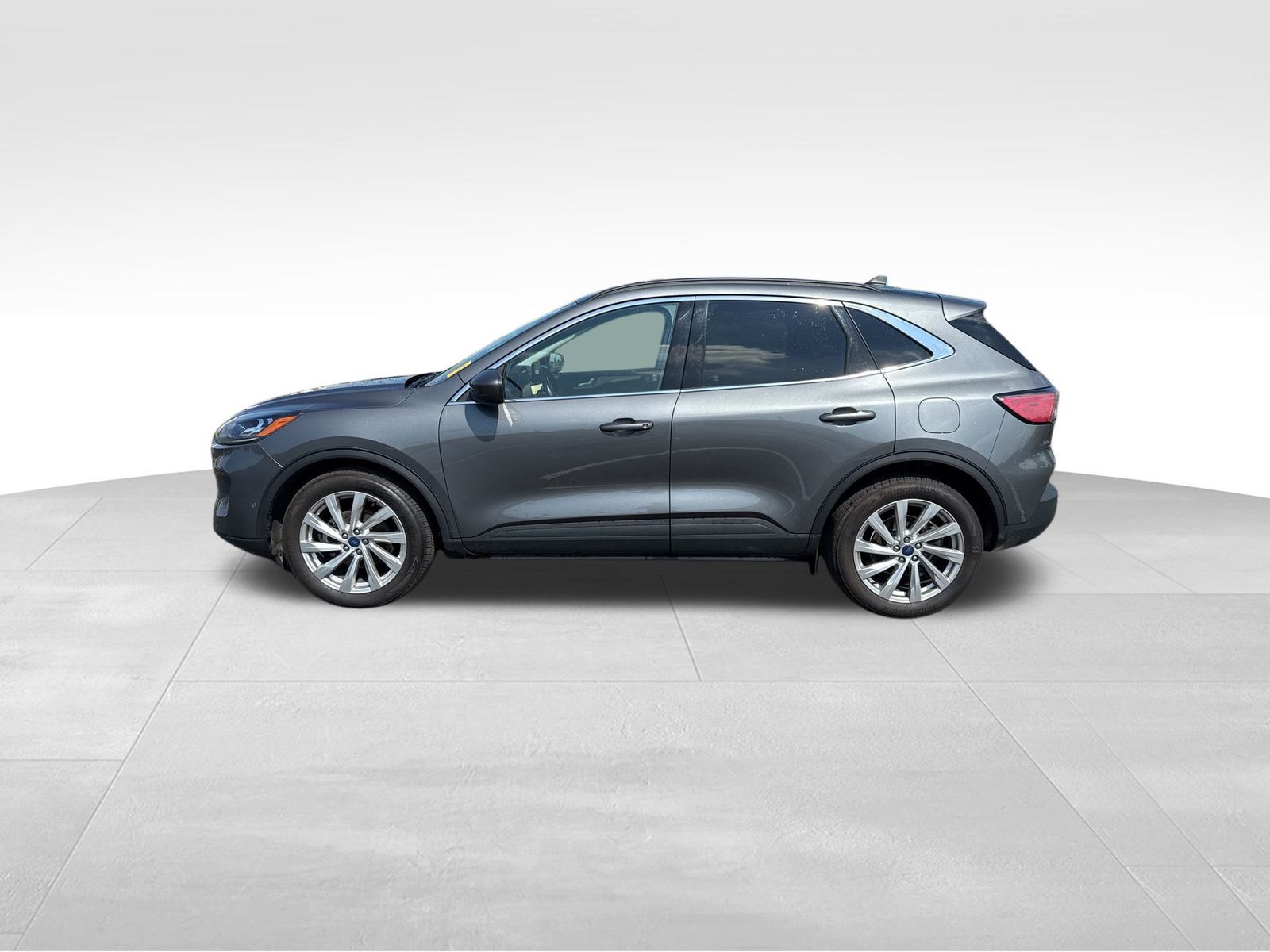 2022 Ford Escape Hybrid Titanium photo 2