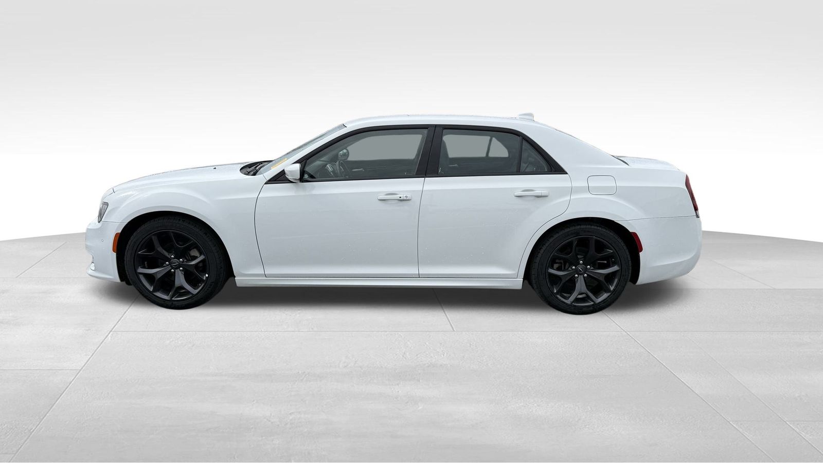 2022 Chrysler 300 Touring L photo 2
