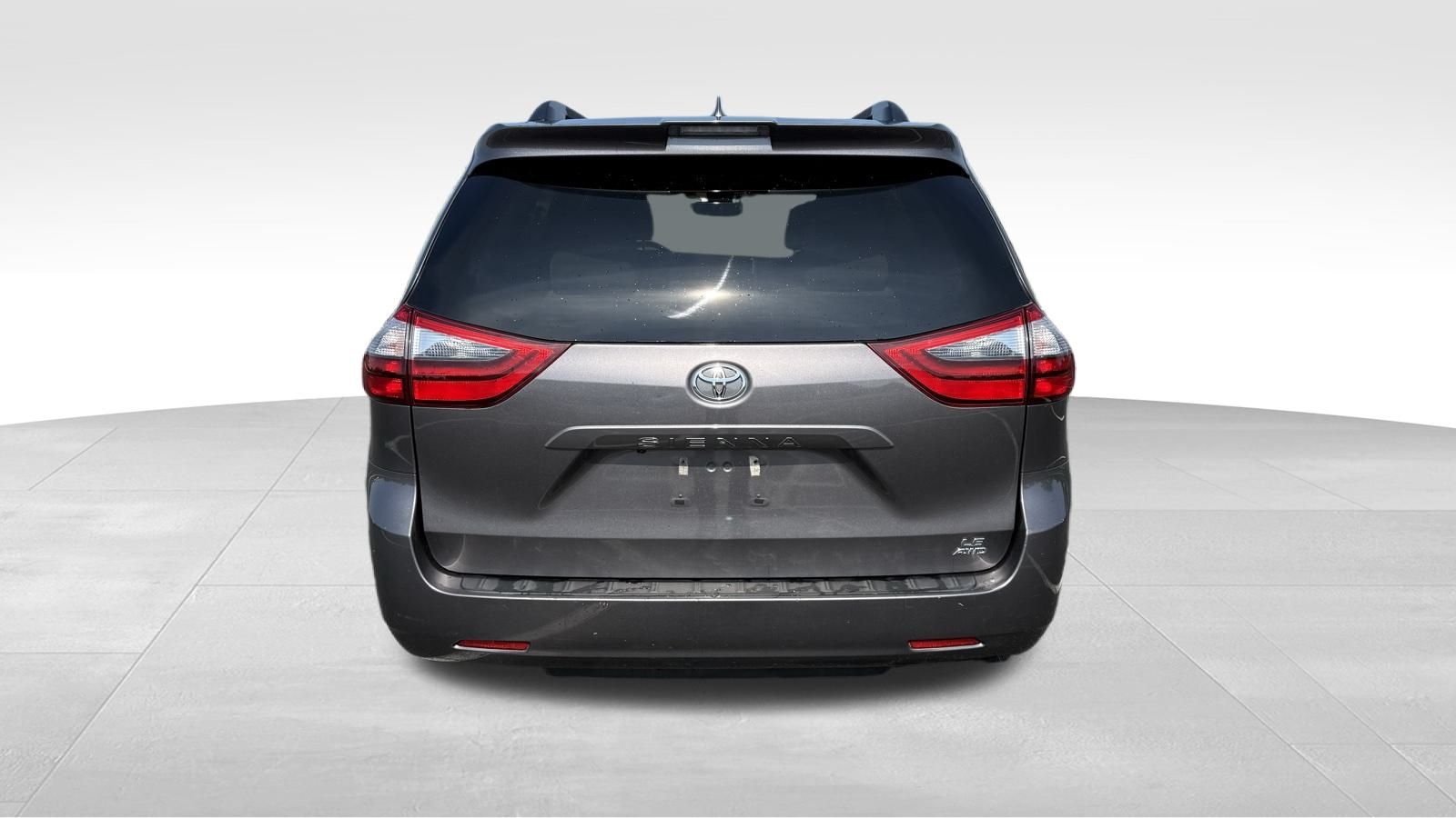 2020 Toyota Sienna LE photo 4