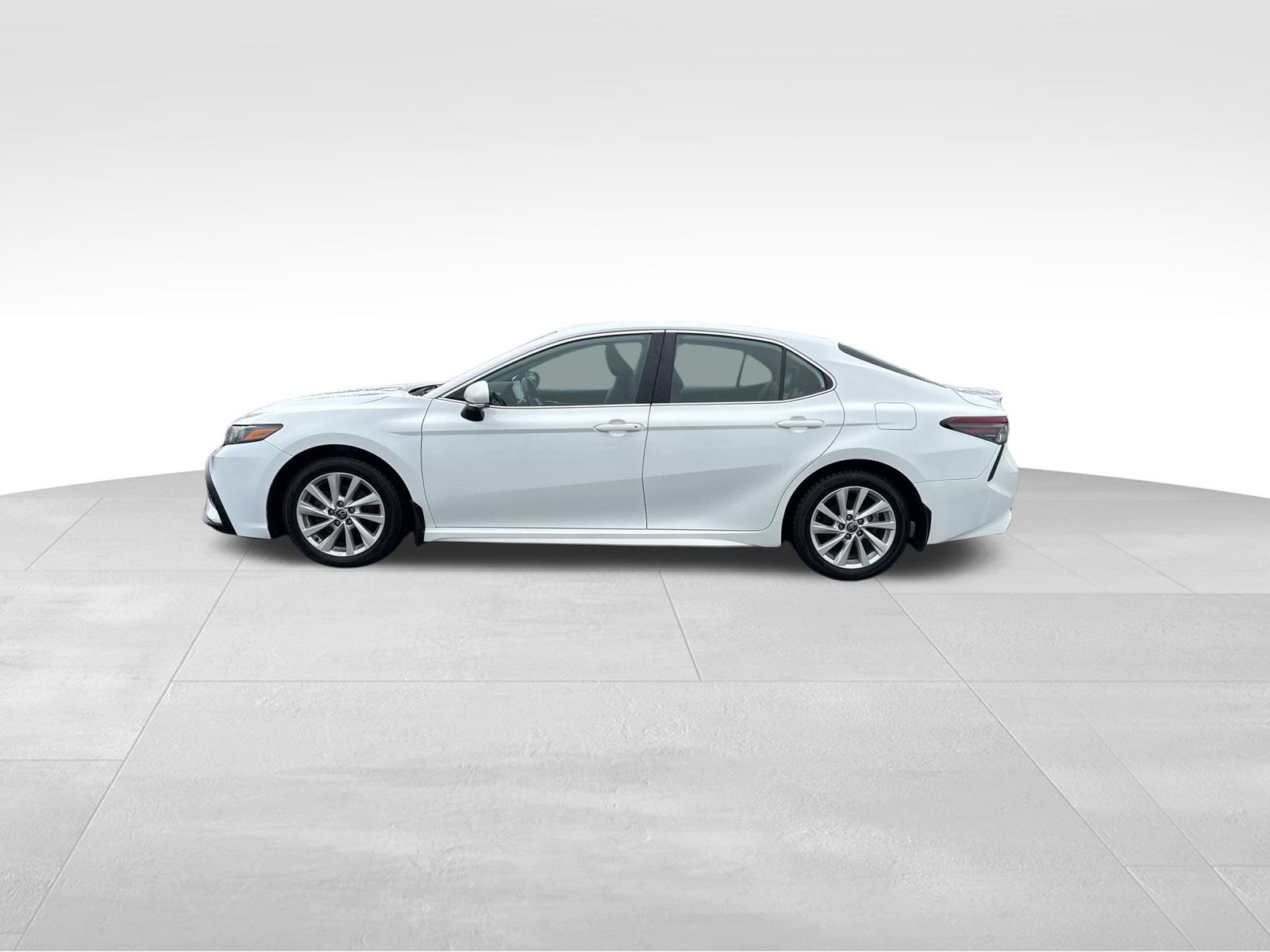 2022 Toyota Camry SE photo 2
