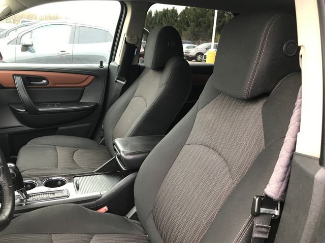 2017 Chevrolet Traverse 1LT photo 4