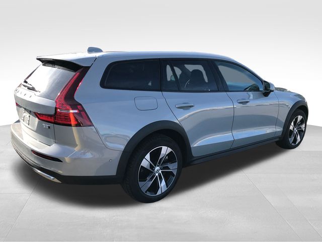 2025 Volvo V60 Cross Country B5 Plus photo 2