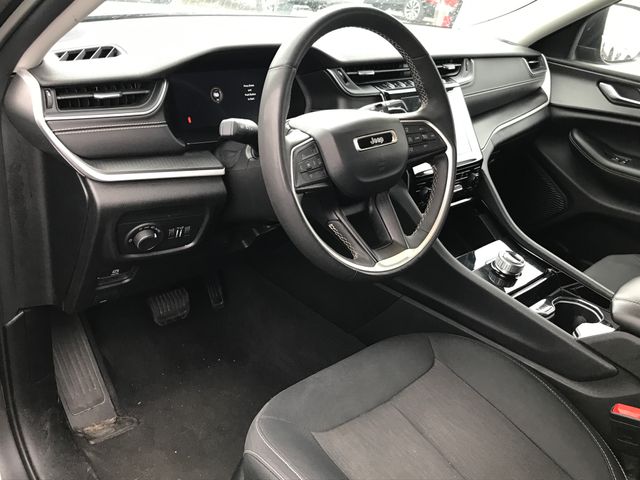 2023 Jeep Grand Cherokee Laredo photo 2