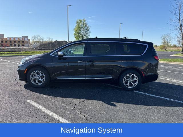 2023 Chrysler Pacifica Limited photo 2