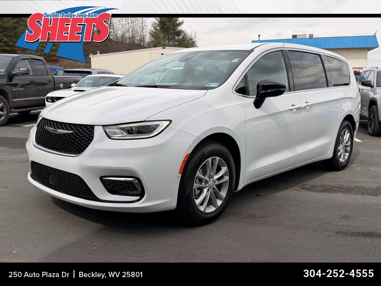 2026 Chrysler Pacifica Select's photo