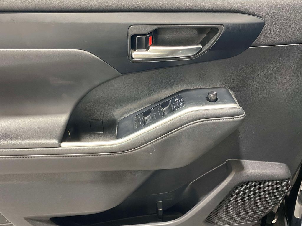 2022 Toyota Highlander XLE - Photo 19