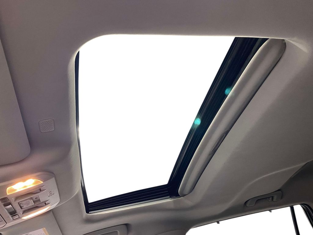2022 Toyota Highlander XLE - Photo 16
