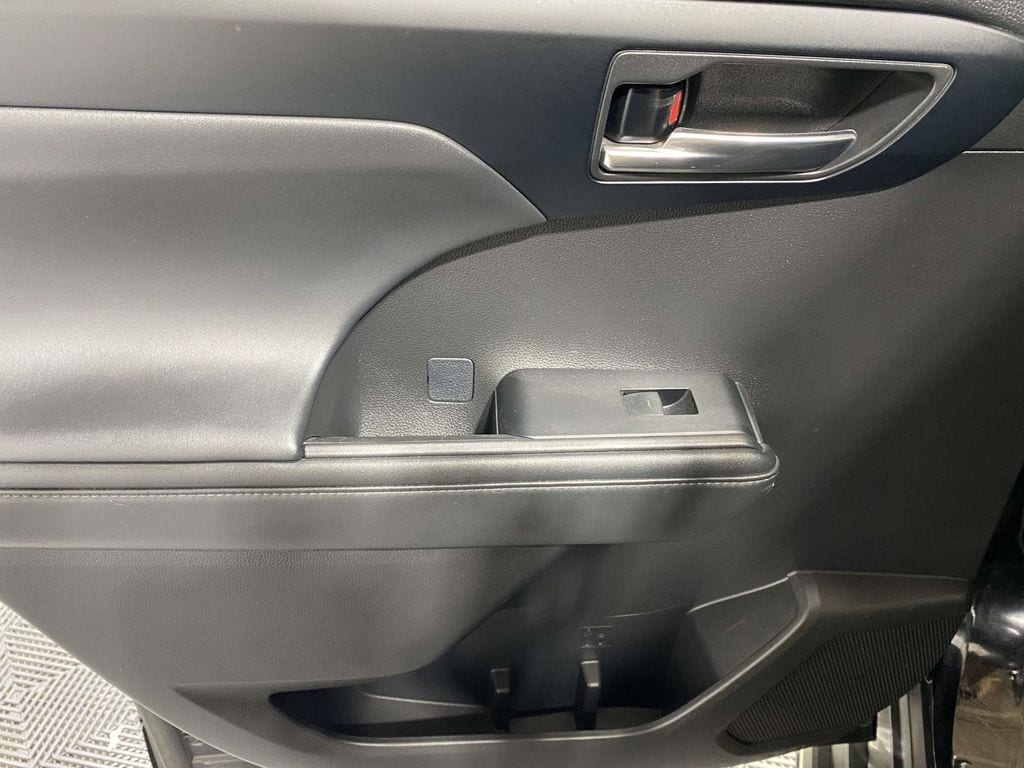 2022 Toyota Highlander XLE - Photo 14