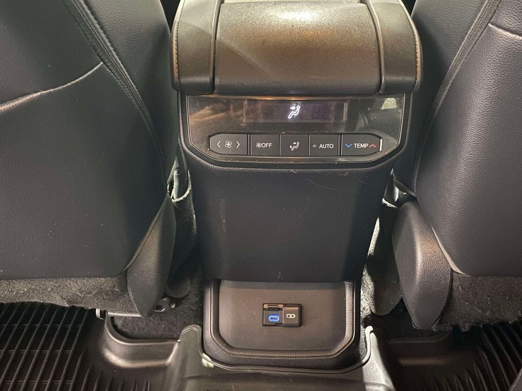 2022 Toyota Highlander XLE - Photo 12