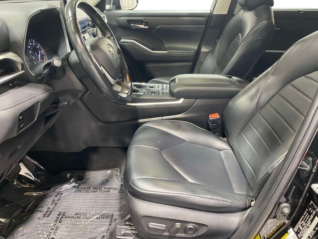 2022 Toyota Highlander XLE - Photo 17
