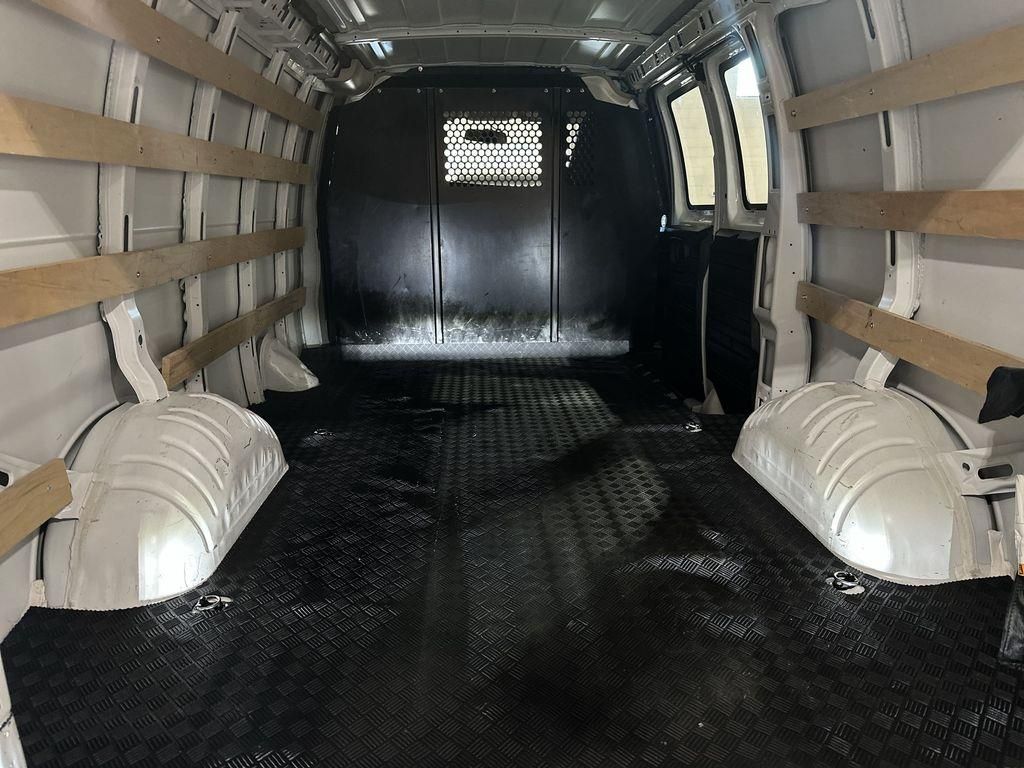 2024 GMC Savana Cargo Work Van - Photo 18