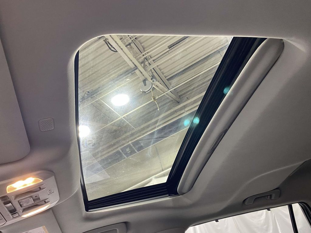 2022 Toyota Highlander XLE - Photo 16