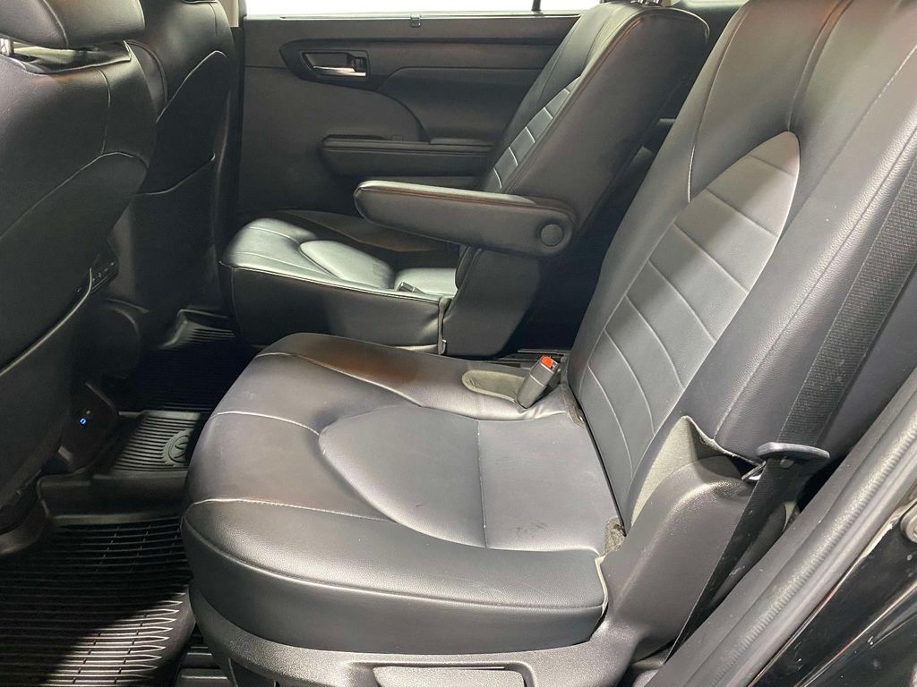 2022 Toyota Highlander XLE - Photo 11