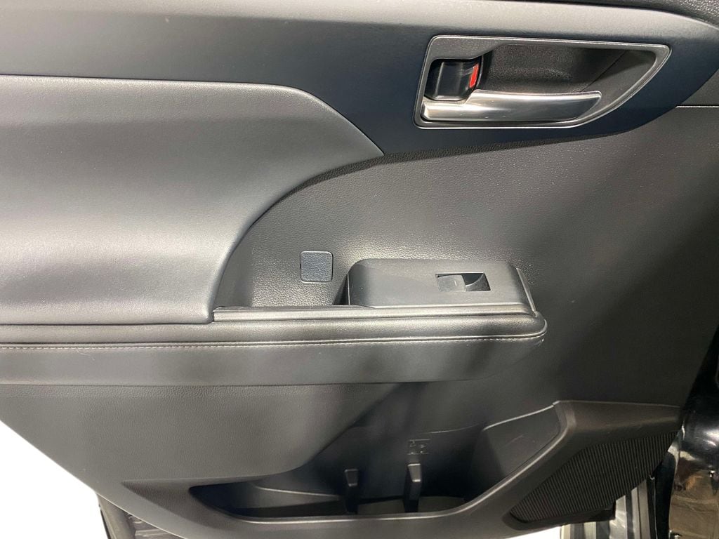 2022 Toyota Highlander XLE - Photo 14