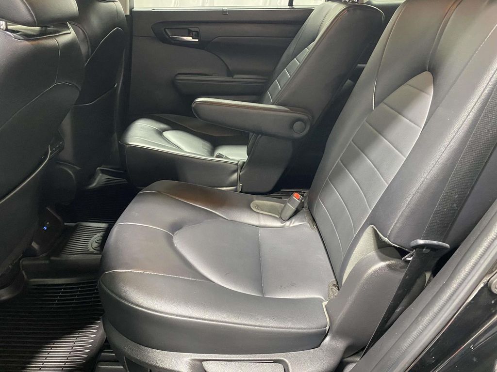 2022 Toyota Highlander XLE - Photo 11