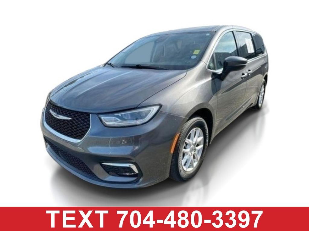 2023 Chrysler Pacifica Touring L's photo