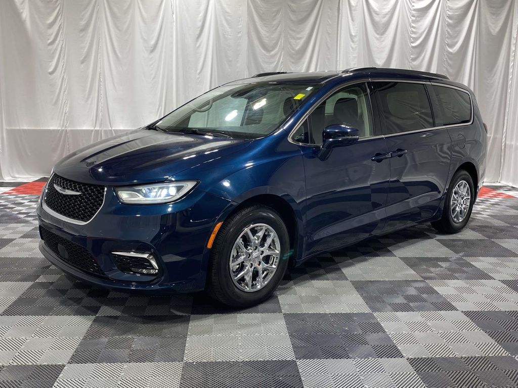 2022 Chrysler Pacifica Touring L's photo