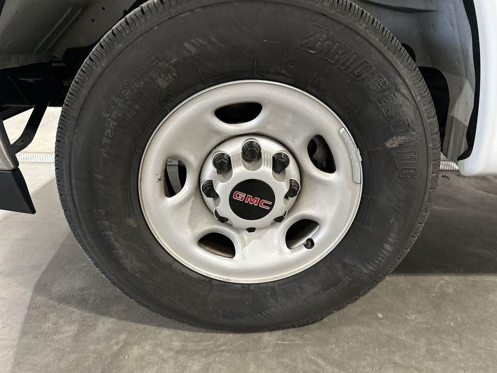 2024 GMC Savana Cargo Work Van - Photo 17