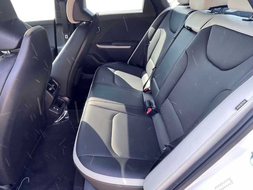 2025 Kia K4 GT-Line Turbo - Photo 9