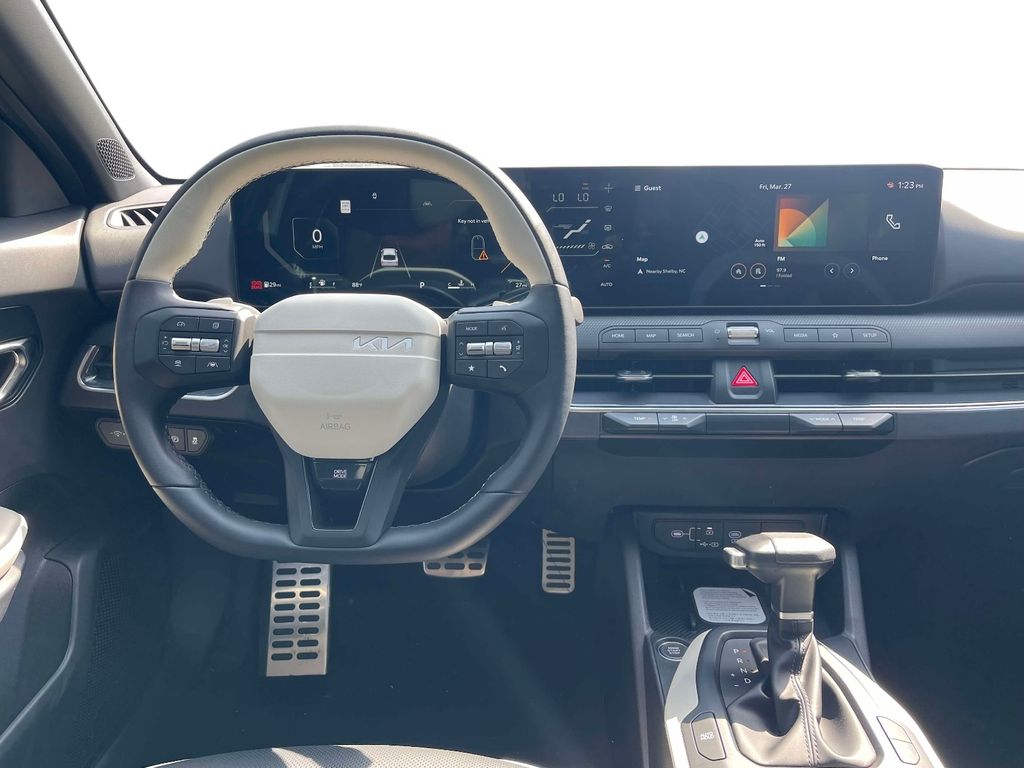 2025 Kia K4 GT-Line Turbo - Photo 11