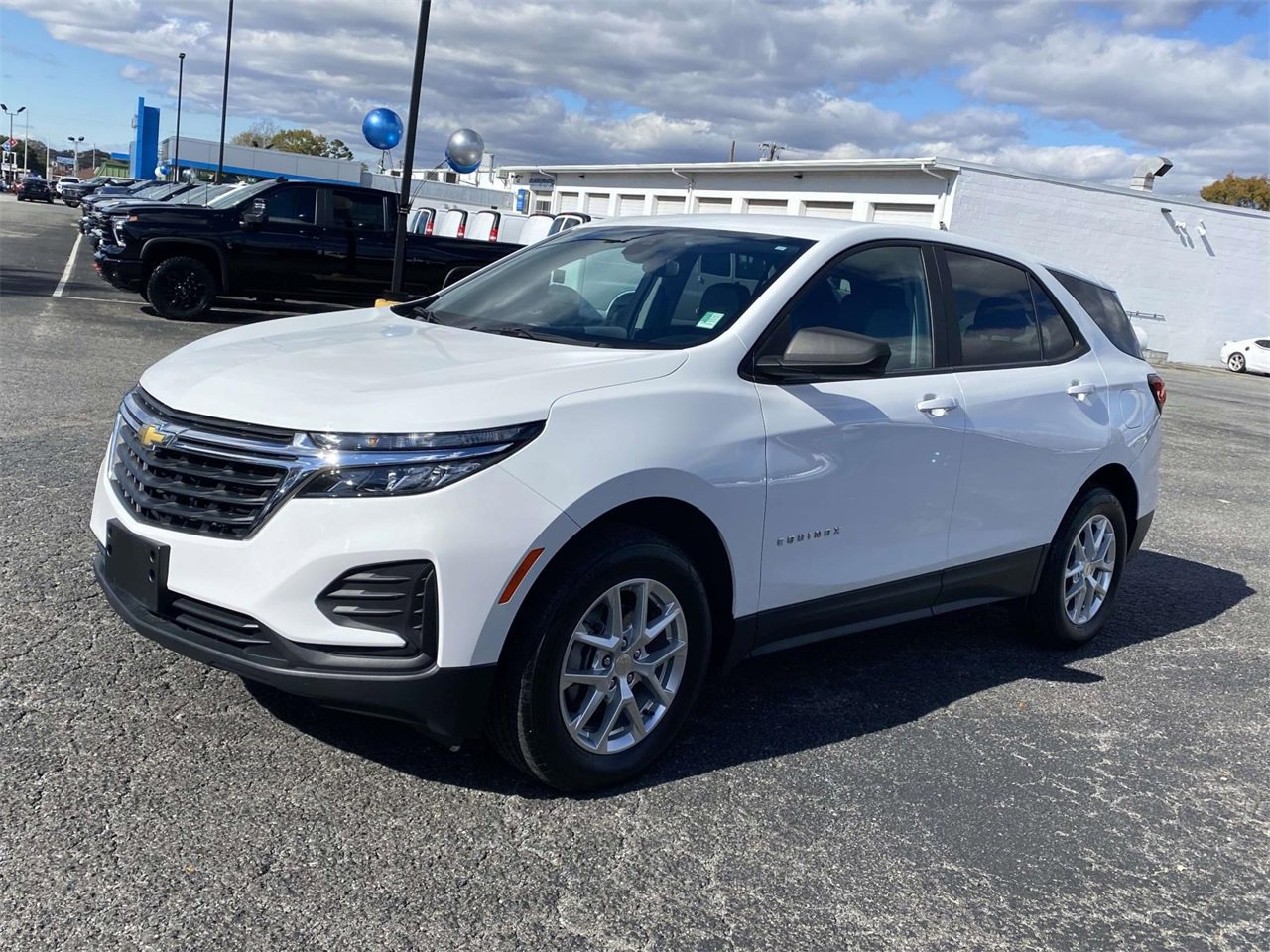 2022 Chevrolet Equinox LS photo 3