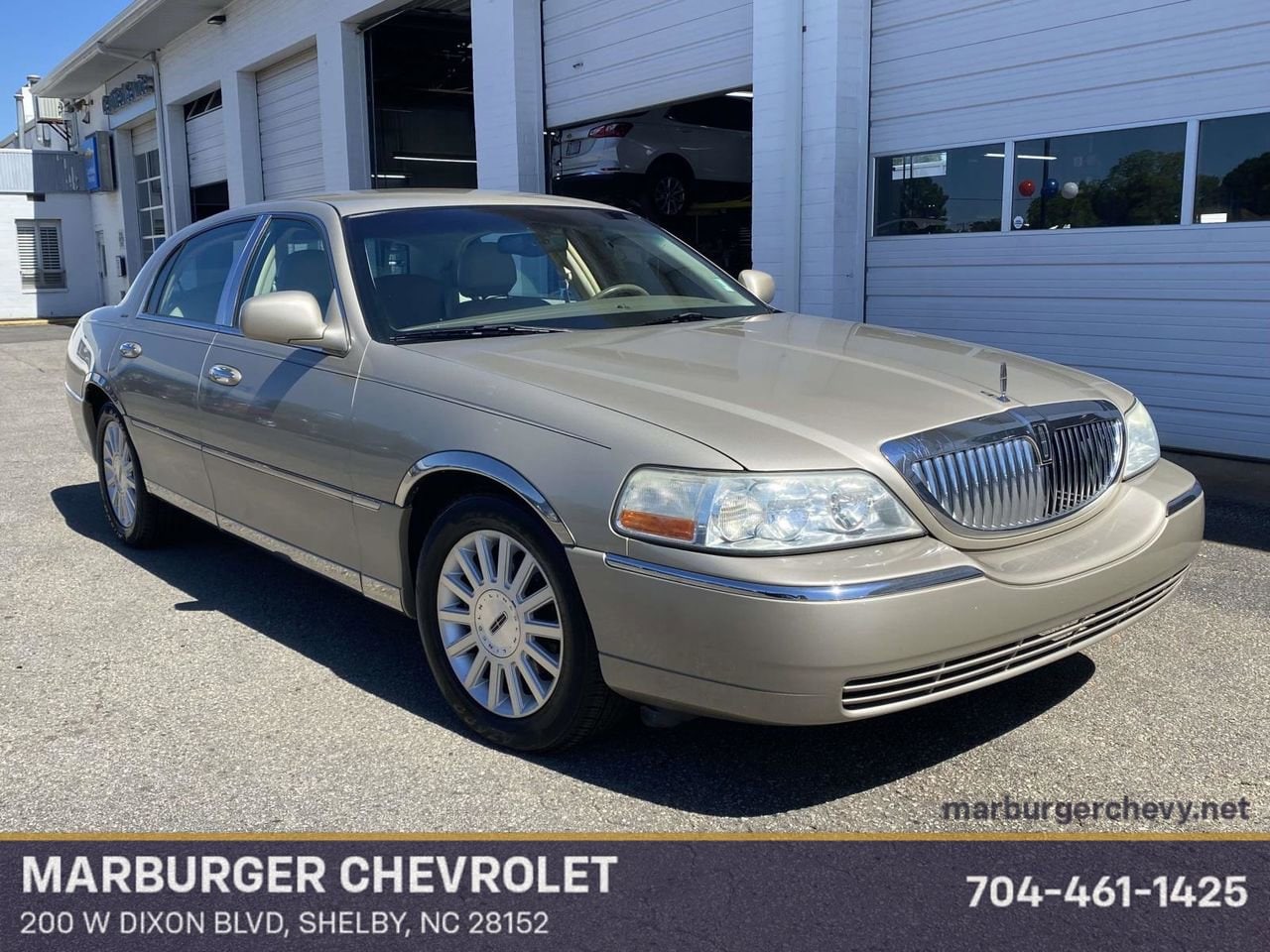 2004 Lincoln Town Car Signature's photo