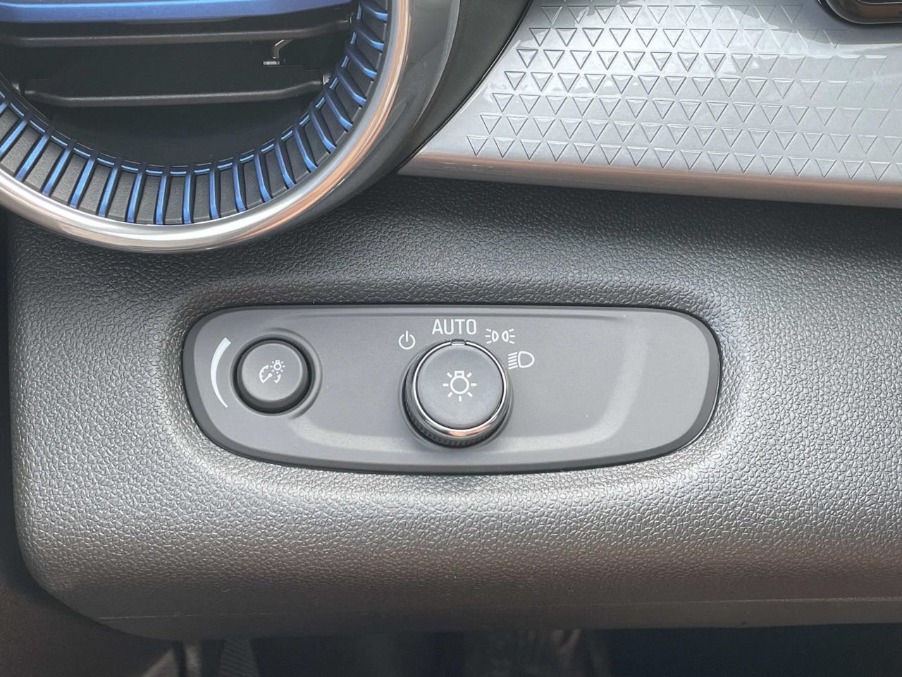 2026 Chevrolet Trax LT - Photo 19