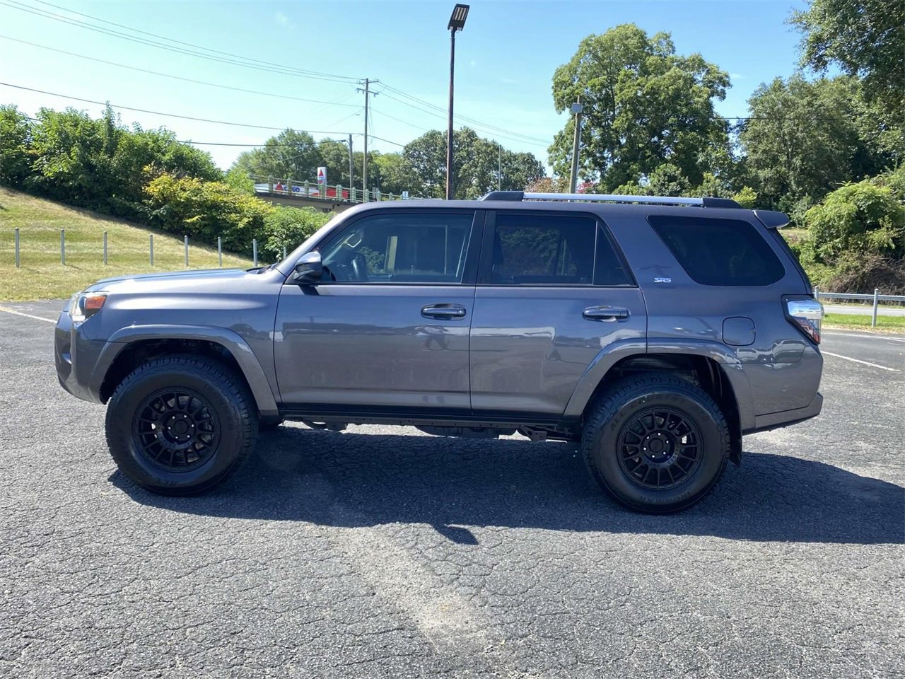 2022 Toyota 4Runner SR5 photo 4