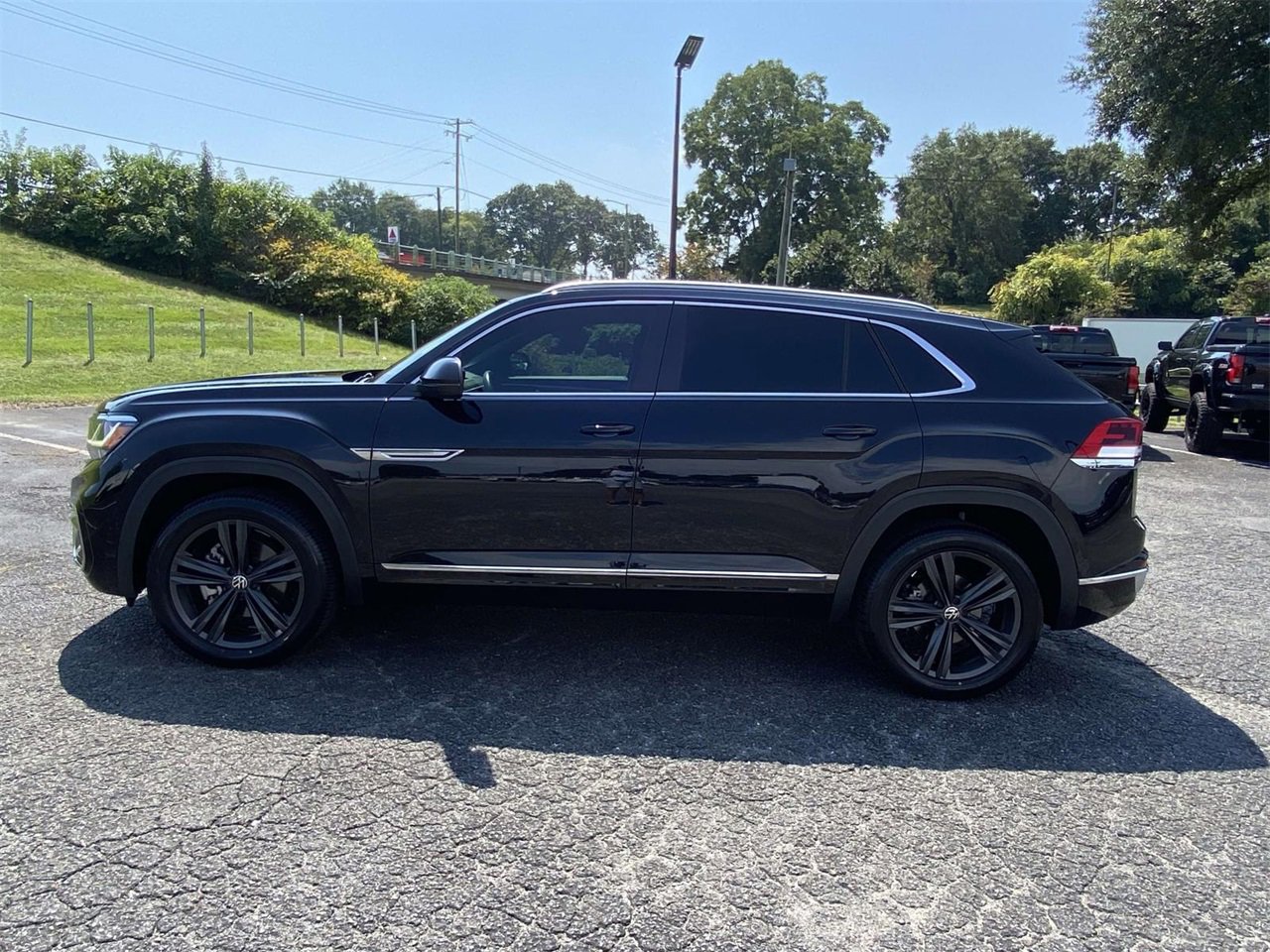 2022 Volkswagen Atlas Cross Sport V6 SEL R-Line photo 4