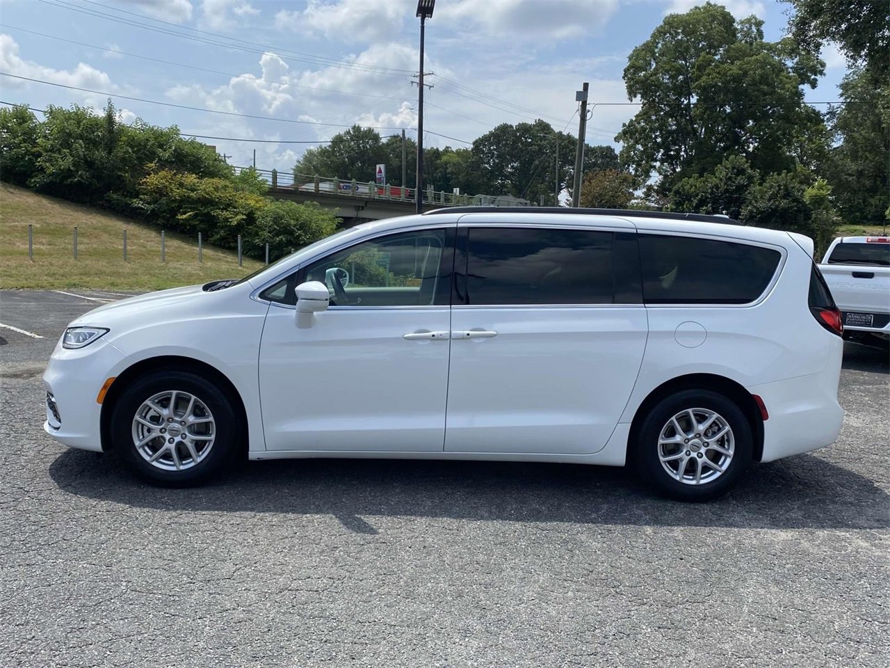 2022 Chrysler Pacifica Touring L photo 3