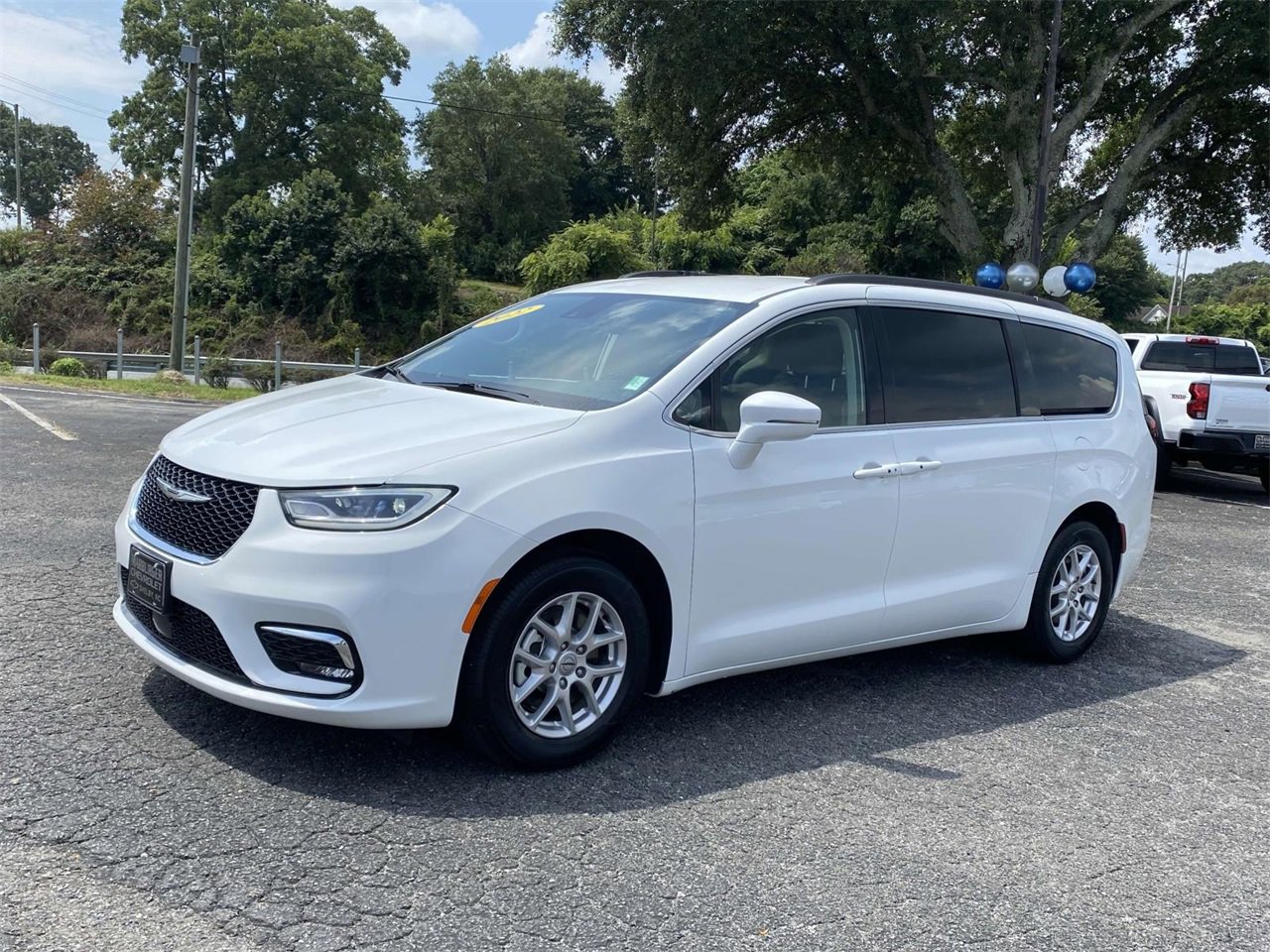 2022 Chrysler Pacifica Touring L photo 2